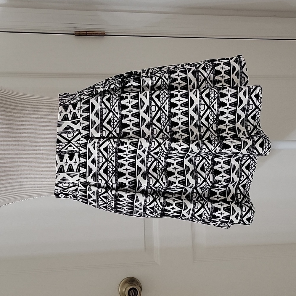 Forever 21 Black White Pleated Full Mini Skirt. Size S